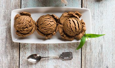 HELADO DE CHOCOLATE CON MANTEQUILLA DE MANÍ